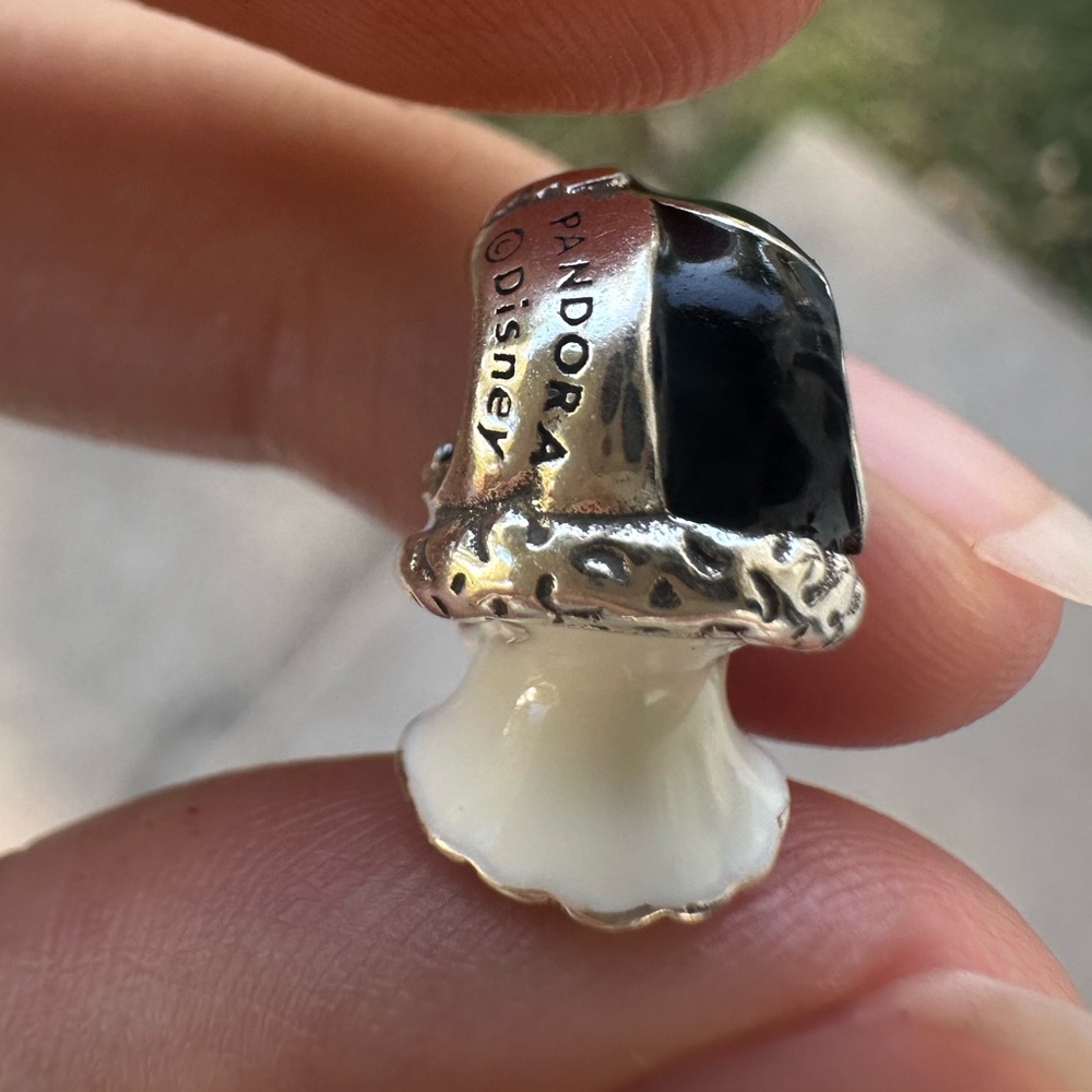Pandora x Disney Cruella De Vil Charm – 101 Dalmatians - Picture 9 of 11